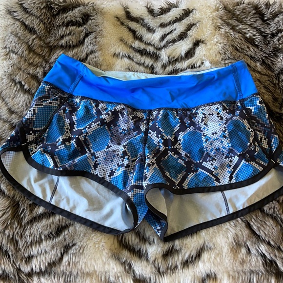 lululemon athletica Pants - Lululemon Speed Up Snake Print Blue sz 4 EUC RARE